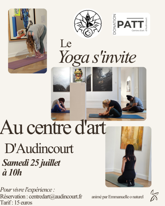 Séance de yoga parmi les oeuvres d'art
