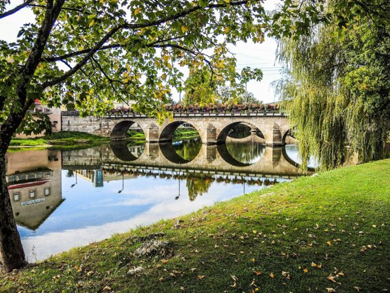 Le pont routier, vu du parc de loisirs.
