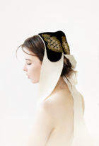 Midu du musée " Coiffes : lumière sur un emblème "