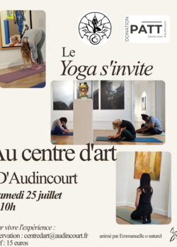 Séance de yoga parmi les oeuvres d'art